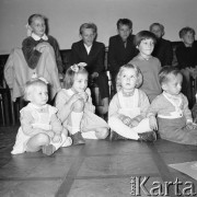 Wrzesień 1958, Warszawa, Polska.
Zabawa dla dzieci w siedzibie Zarządu Głównego TPPR.
Fot. Romuald Broniarek, zbiory Ośrodka KARTA