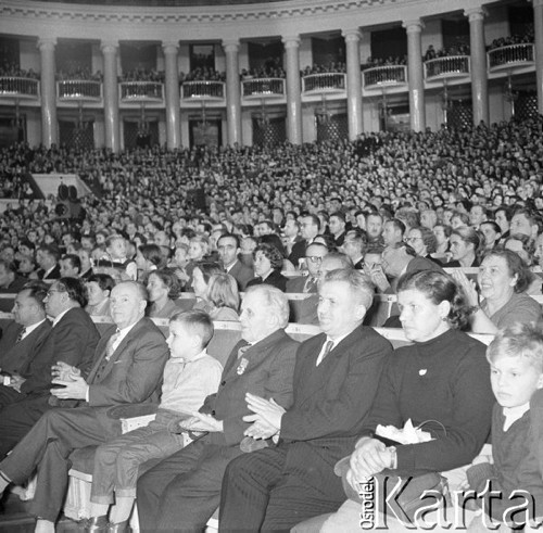 Październik 1958, Warszawa, Polska.
Sala Kongresowa w Pałacu Kultury i Nauki - akademia z okazji 41. rocznicy wybuchu Rewolucji Październikowej.
Fot. Romuald Broniarek, zbiory Ośrodka KARTA