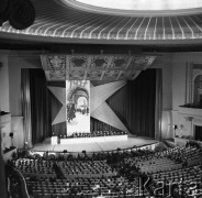 Październik 1958, Warszawa, Polska.
Sala Kongresowa w Pałacu Kultury i Nauki - akademia z okazji 41. rocznicy wybuchu Rewolucji Październikowej.
Fot. Romuald Broniarek, zbiory Ośrodka KARTA