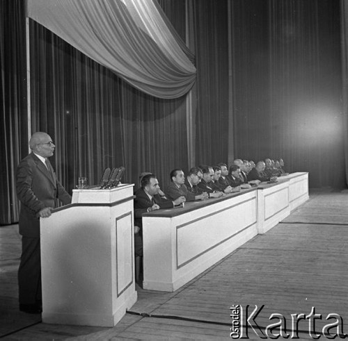 18.10.1958, Warszawa, Polska.
Członkowie rządu na wiecu w Sali Kongresowej po powrocie polskiej delegacji z podróży do Moskwy. Z mównicy przemawia Władysław Gomułka.
Fot. Romuald Broniarek, zbiory Ośrodka KARTA