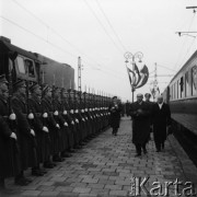 18.10.1958, Warszawa, Polska.
Władysław Gomułka na Dworcu Głównym po powrocie z podróży do Moskwy.
Fot. Romuald Broniarek, zbiory Ośrodka KARTA