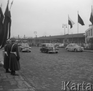 18.10.1958, Warszawa, Polska.
Członkowie polskiego rządu wyjeżdżają samochodami z Dworca Głónego po powrocie z podróży do Moskwy.
Fot. Romuald Broniarek, zbiory Ośrodka KARTA