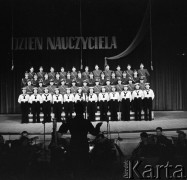 14.10.1958, Warszawa, Polska.
Reprezentacyjny Zespół Artystyczny Wojska Polskiego występuje na akademii z okazji Dnia Nauczyciela.
Fot. Romuald Broniarek, zbiory Ośrodka KARTA