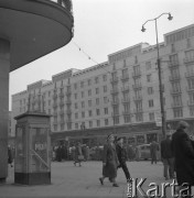 Październik 1958, Warszawa, Polska.
Budka milicjanta u zbiegu ulicy Brackiej i Alej Jerozolimskich.
Fot. Romuald Broniarek, zbiory Ośrodka KARTA