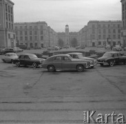 Październik 1958, Warszawa, Polska.
Na pierwszym planie samochody stojące na placu obok fontanny, w głębi ulice: Świętokrzyska i Kubusia Puchatka oraz budynek z wieżyczką przy ulicy Wareckiej.
Fot. Romuald Broniarek, zbiory Ośrodka KARTA