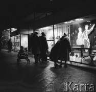 Grudzień 1958, Warszawa, Polska.
Przechodnie oglądają oświetlone witryny sklepów.
Fot. Romuald Broniarek, zbiory Ośrodka KARTA