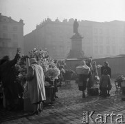 Grudzień 1958, Kraków, Polska.
Kwiaciarki na Rynku, w tle pomnik Adama Mickiewicza.
Fot. Romuald Broniarek, zbiory Ośrodka KARTA