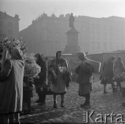 Grudzień 1958, Kraków, Polska.
Kwiaciarki na Rynku, w tle pomnik Adama Mickiewicza.
Fot. Romuald Broniarek, zbiory Ośrodka KARTA