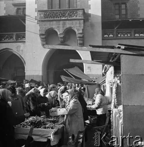 Grudzień 1958, Kraków, Polska.
Kiermasz świąteczny na Rynku, na pierwszym planie kobieta handlująca cukierkami na choinkę.
Fot. Romuald Broniarek, zbiory Ośrodka KARTA