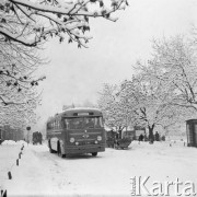 Grudzień 1958, Zakopane, Polska.
Ekpress Warszawa-Zakopane wjeżdża do Zakopanego.
Fot. Romuald Broniarek, zbiory Ośrodka KARTA