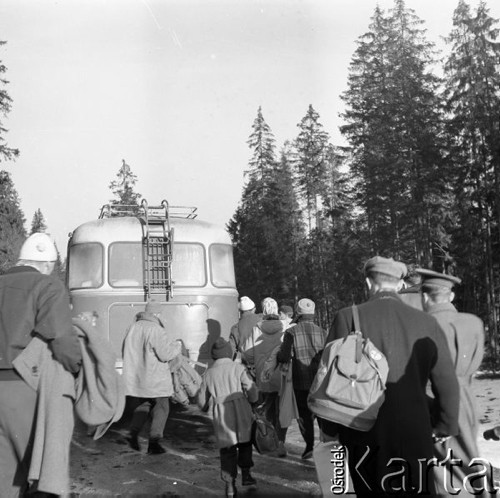 Grudzień 1958, Zakopane (okolice), Polska.
Pasażerowie wsiadają do autobusu jadącego do Zakopanego.
Fot. Romuald Broniarek, zbiory Ośrodka KARTA