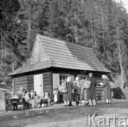 Grudzień 1958, Zakopane, Polska.
Grupa podróżnych czeka na autobus, w tle kiosk Gminnej Spółdzielni Samopomoc Chłopska w Zakopanem.
Fot. Romuald Broniarek, zbiory Ośrodka KARTA