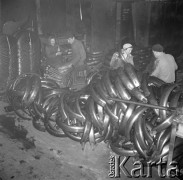 Styczeń 1959, Warszawa, Polska. 
Pracownicy Warszawskiej Fabryki Motocykli w magazynie błotników i innych części motocyklowych.
Fot. Romuald Broniarek, zbiory Ośrodka KARTA