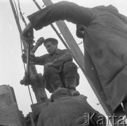 Styczeń 1959, Tarnobrzeg, Polska. 
Budowa odkrywkowej kopalni siarki, robotnicy podczas pracy. 
Fot. Romuald Broniarek, zbiory Ośrodka KARTA