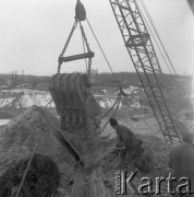 Styczeń 1959, Tarnobrzeg, Polska. 
Budowa kopalni siarki, prace przy koparce.
Fot. Romuald Broniarek, zbiory Ośrodka KARTA
