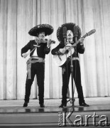 Styczeń 1959, Polska. 
Występ artystów z Meksyku w strojach ludowych, mężczyzna po lewej gra na skrzypcach, po prawej śpiewa i gra na gitarze.
Fot.Romuald Broniarek/KARTA