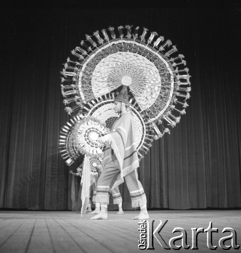 Styczeń 1959, Polska. 
Artyści z Meksyku w strojach ludowych podczas występu. 
Fot. Romuald Broniarek, zbiory Ośrodka KARTA