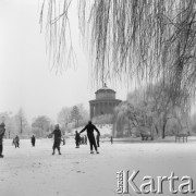 Styczeń 1959, Warszawa, Polska.
Ogród Saski zimą, dzieci i dorośli jeżdzą na łyżwach po Wodozbiorze, w głębi Rezerwuar będący częścią dziewiętnastowiecznego wodociągu.
Fot. Romuald Broniarek, zbiory Ośrodka KARTA