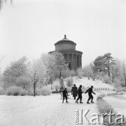 Styczeń 1959, Warszawa, Polska. 
Zima, dzieci jeżdżące na łyżwach po Wodozbiorze, w głębi Rezerwuar będący częścią dziewiętnastowiecznego wodociągu.
Fot. Romuald Broniarek, zbiory Ośrodka KARTA