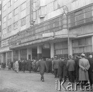 Styczeń 1959, Warszawa, Polska. 
Tłum kinomanów w kolejce po bilety przed kinem Palladium.
Fot. Romuald Broniarek, zbiory Ośrodka KARTA