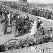 23.02.1959, Warszawa, Polska. 
Cmentarz żołnierzy radzieckich, złożenie wieńcy z okazji święta Armii Czerwonej. W głębi fragment Pomnika Wdzięczności Armii Czerwonej.
Fot. Romuald Broniarek, zbiory Ośrodka KARTA
