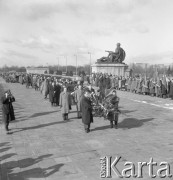 23.02.1959, Warszawa, Polska. 
Cmentarz żołnierzy radzieckich, złożenie wieńcy z okazji święta Armii Czerwonej. W głębi Pomnik Wdzięczności Armii Czerwonej. 
Fot. Romuald Broniarek, zbiory Ośrodka KARTA