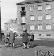 Marzec 1959, Ożarów Mazowiecki, Polska.
Dziewczynki bawią się na podwórku przed domem.
Fot. Romuald Broniarek, zbiory Ośrodka KARTA