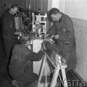 Marzec 1959, Ożarów Mazowiecki, Polska.
Pracownicy ożarowskiej Fabryki Kabli.
Fot. Romuald Broniarek, zbiory Ośrodka KARTA