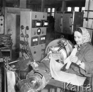 Marzec 1959, Ożarów Mazowiecki, Polska.
Pracownica ożarowskiej Fabryki Kabli w hali produkcyjnej.
Fot. Romuald Broniarek, zbiory Ośrodka KARTA