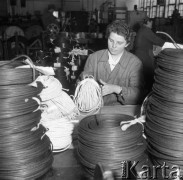 Marzec 1959, Ożarów Mazowiecki, Polska.
Pracownica ożarowskiej Fabryki Kabli, na pierwszym planie zwoje kabli.
Fot. Romuald Broniarek, zbiory Ośrodka KARTA