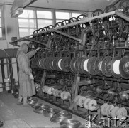 Marzec 1959, Ożarów Mazowiecki, Polska.
Pracownica ożarowskiej Fabryki Kabli w hali produkcyjnej.
Fot. Romuald Broniarek, zbiory Ośrodka KARTA