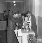 Marzec 1959, Ożarów Mazowiecki, Polska.
Pracownicy ożarowskiej Fabryki Kabli.
Fot. Romuald Broniarek, zbiory Ośrodka KARTA