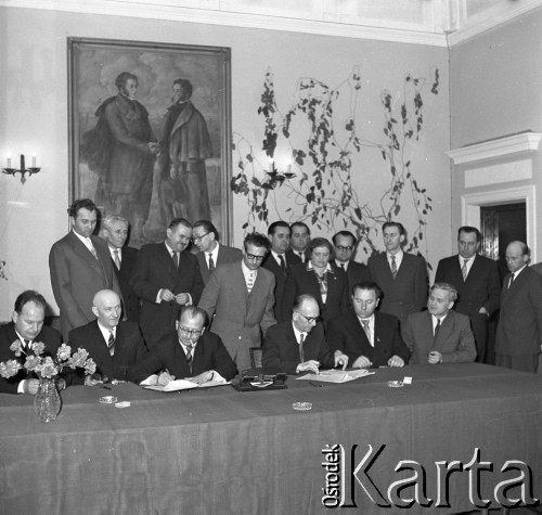 Marzec 1959, Polska. 
Podpisanie umowy między Towarzystwem Przyjaźni Polsko-Radzieckiej a Towarzystwem Białoruskim. 
Fot. Romuald Broniarek, zbiory Ośrodka KARTA