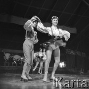 Kwiecień 1959, Warszawa, Polska. 
Występ cyrku ze Szewcji, dwie pary podczas pokazu tańca na lodzie. 
Fot. Romuald Broniarek, zbiory Ośrodka KARTA