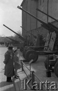 Kwiecień 1959, Warszawa, Polska. 
Muzeum Wojska Polskiego, zwiedzający oglądają ekspozycję armat.
Fot. Romuald Broniarek, zbiory Ośrodka KARTA