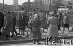 Kwiecień 1959, Warszawa, Polska. 
Przechodnie na ulicy, w głębi fragment Pałacu Kultury i Nauki. 
Fot. Romuald Broniarek, zbiory Ośrodka KARTA