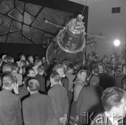 Kwiecień 1959, Warszawa, Polska.  
Pałac Kultury i Nauki - otwarcie wystawy prezentującej osiągnięcia radzieckiej kosmonautyki, tłum zgromadzony wokół sputnika.
Fot. Romuald Broniarek, zbiory Ośrodka KARTA