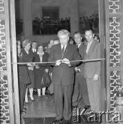 Kwiecień 1959, Warszawa, Polska. 
Pałac Kultury i Nauki, otwarcie wystawy prezentującej osiągnięcia radzieckiej kosmonautyki, mężczyzna przecinający wstęgę, w tle tłum oczekający na zwiedzanie.
Fot. Romuald Broniarek, zbiory Ośrodka KARTA