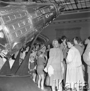 Kwiecień 1959, Warszawa, Polska. 
Pałac Kultury i Nauki, otwarcie wystawy prezentującej odkrycia radzieckiej kosmonautyki, zwiedzający przy sputniku. 
Fot. Romuald Broniarek, zbiory Ośrodka KARTA