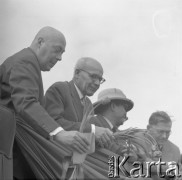 1.05.1959, Warszawa, Polska. 
Obchody święta 1 Maja, na trybunie honorowej z tulipanami w dłoniach stoją od lewej: premier Józef Cyrankiewicz, I sekretarz KC PZPR Władysław Gomułka, prezydent Indonezji Ahmed Sukarno, przewodniczący Rady Państwa Aleksander Zawadzki.
Fot. Romuald Broniarek, zbiory Ośrodka KARTA