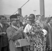 1.05.1959, Warszawa, Polska. 
Obchody święta 1 Maja, ulica Marszałkowska, zagraniczni dziennikarze obserwujący uroczystości, w tle fragment Pałacu Kultury i Nauki.
Fot. Romuald Broniarek, zbiory Ośrodka KARTA