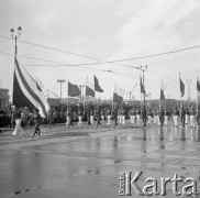 1.05.1959, Warszawa, Polska. 
Obchody święta 1 Maja, mężczyzna idący od lewej niesie sztandar klubu piłkarskiego Legia Warszawa, za nim mężczyźni z napisami 