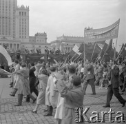 1.05.1959, Warszawa, Polska. 
Obchody święta 1 Maja, defilada ulicą Marszałkowską, uczestnicy niosą flagi PRL i ZSRR oraz transparent Wyższej Szkoły Nauk Społecznych przy KC PZPR. Na drugim planie trybuna honorowa, siódmy od lewej stoi premier Józef Cyrankiewicz, za nim kolejno: I sekretarz KC PZPR Władysław Gomułka, prezydent Indonezji Ahmed Sukarno, przewodniczący Rady Państwa Aleksander Zawadzki. W tle fragment Pałacu Kultury i Nauki.
Fot. Romuald Broniarek, zbiory Ośrodka KARTA