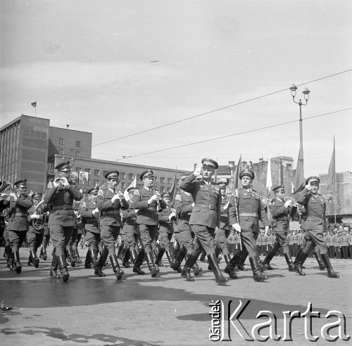 1.05.1959, Warszawa, Polska. 
Obchody święta 1 Maja, ulica Marszałkowska, orkiestra wojskowa podczas defilady. Na budynku w tle wiszą portrety Karola Marksa i Fryderyka Engelsa.
Fot. Romuald Broniarek, zbiory Ośrodka KARTA