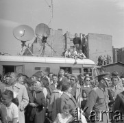 1.05.1959, Warszawa, Polska. 
Obchody święta 1 Maja, ulica Marszałkowska, tłum obserwujący defiladę, w tle wóz transmisyjny z antenami na dachu. 
Fot. Romuald Broniarek, zbiory Ośrodka KARTA