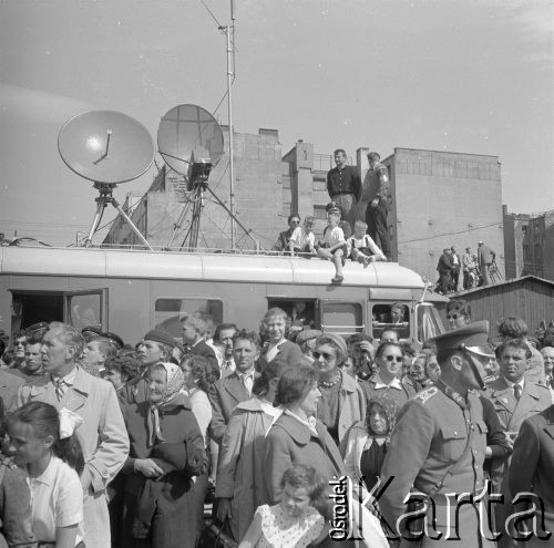1.05.1959, Warszawa, Polska. 
Obchody święta 1 Maja, ulica Marszałkowska, tłum obserwujący defiladę, w tle wóz transmisyjny z antenami na dachu. 
Fot. Romuald Broniarek, zbiory Ośrodka KARTA