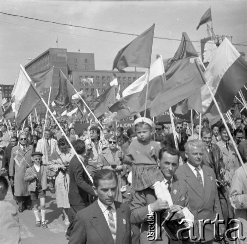1.05.1959, Warszawa, Polska. 
Obchody święta 1 Maja, pochód ulicą Marszałkowską, uczestnicy niosą flagi PRL i ZSRR oraz transparenty z hasłami propagandowymi. W tle na budynku wiszą portrety Karola Marksa i Fryderyka Engelsa.
Fot. Romuald Broniarek, zbiory Ośrodka KARTA