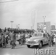 1.05.1959, Warszawa, Polska. 
Obchody święta 1 Maja, pochód idzie ulicą Marszałkowską, na pierwszym planie samochód marki FSO Warszawa wiezie karykaturę satyryczno-propagandową przedstawiającą Adolfa Hitlera jako anioła. Za samochodem idą pracownicy Instytutu Badań Jądrowych, w tle po lewej trybuna honorowa.
Fot. Romuald Broniarek, zbiory Ośrodka KARTA
