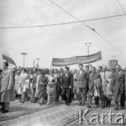 1.05.1959, Warszawa, Polska. 
Obchody święta 1 Maja, pochód ulicą Marszałkowską, uczestnicy niosą transparent z hasłem propagandowym: 