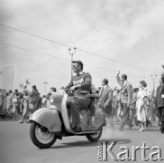 1.05.1959, Warszawa, Polska. 
Obchody święta 1 Maja, pochód ulicą Marszałkowską, na pierwszym planie mężczyzna na skuterze WFM Osa z napisem na swetrze 